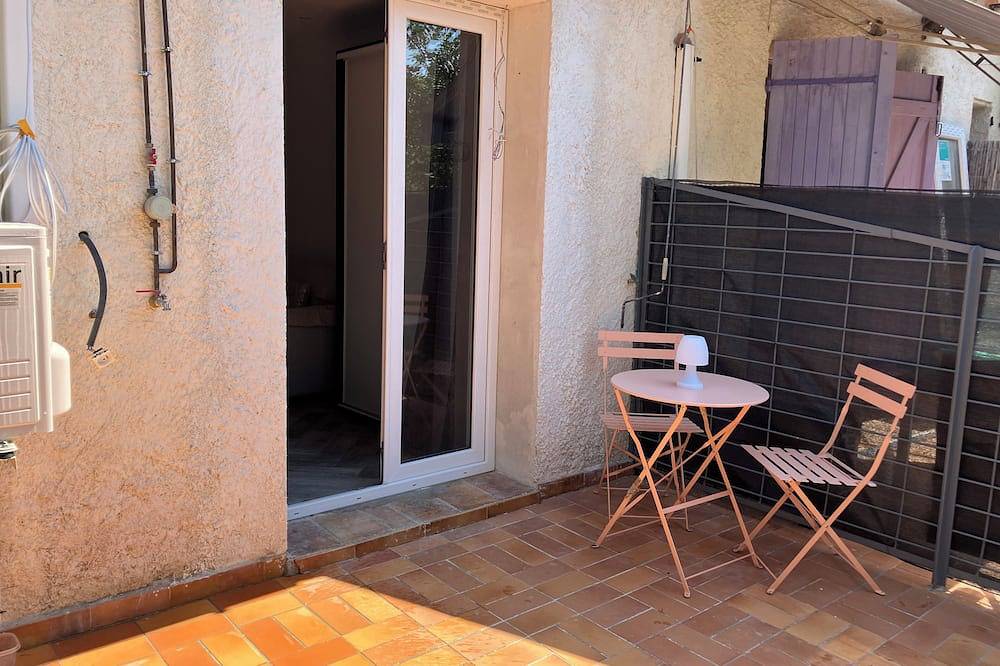 Entire apartment, Studio in villa on the Côte d'Azur in Roquefort-les-Pins, Cannes region