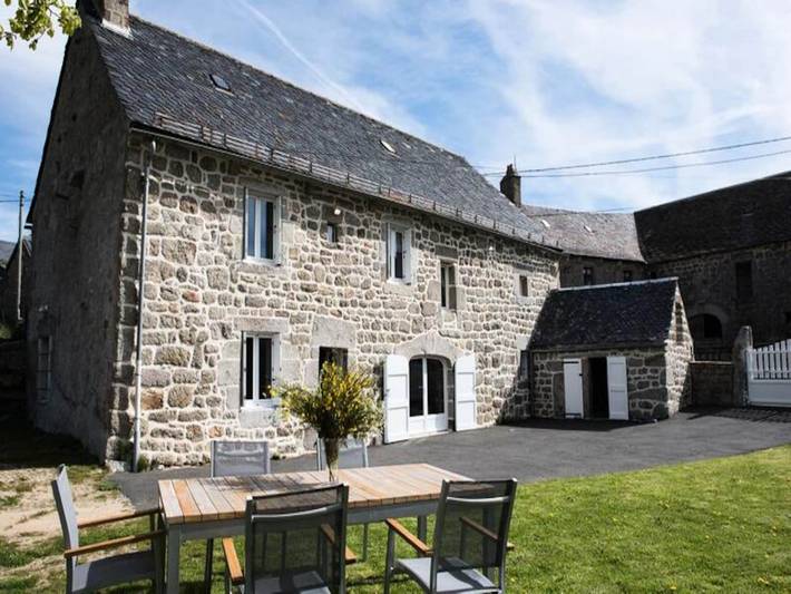 Gîte pour 4 personnes, avec piscine et terrasse, adapté aux familles dans Saint-Laurent-de-Veyrès