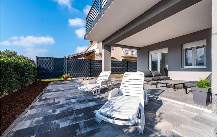 Location de vacances pour 12 personnes, avec piscine et terrasse à Bibinje - 4
