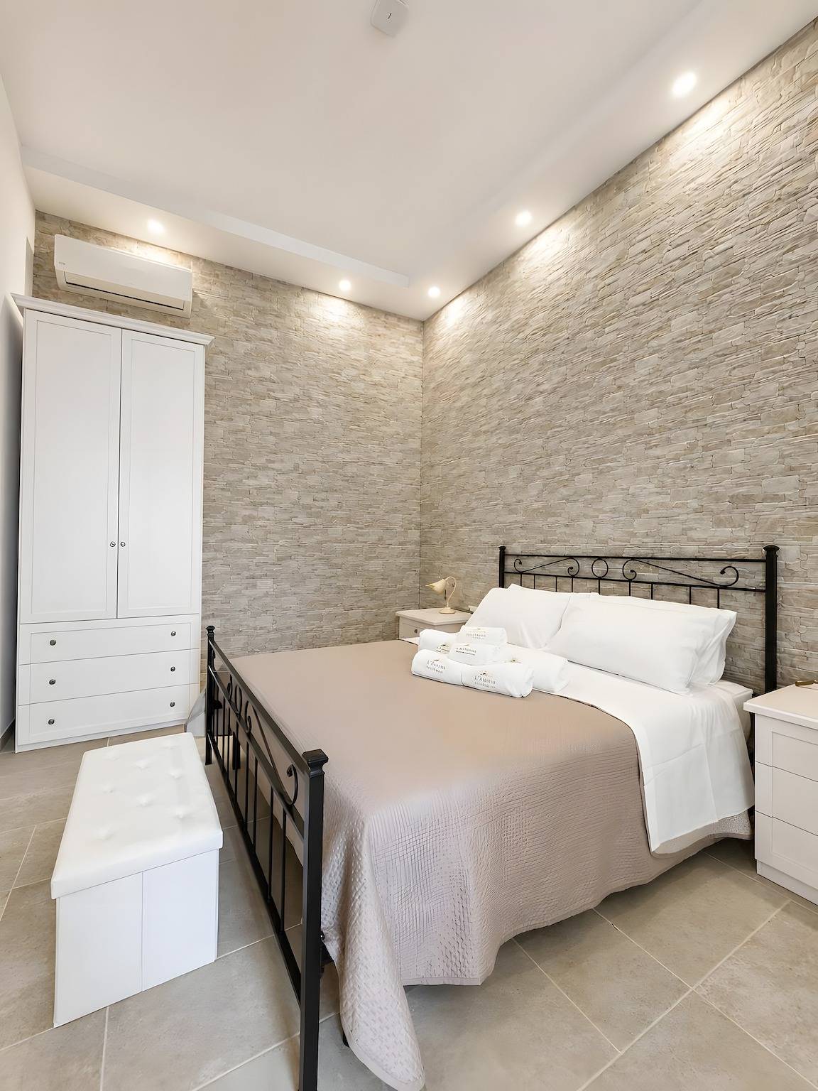 Appartement entier, Appartement 'L'Aurora B&B - Suite Tramonto' avec terrasse partagée, Wi-Fi et climatisation in Ugento, Golfe de Tarente
