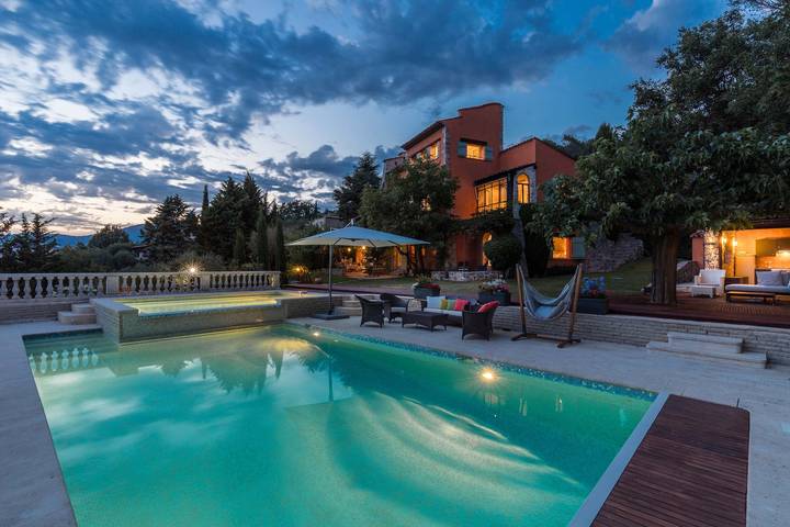 Villa pour 18 personnes, avec Balcon et Terrasse ainsi que Jardin et Piscine à Mouans-Sartoux