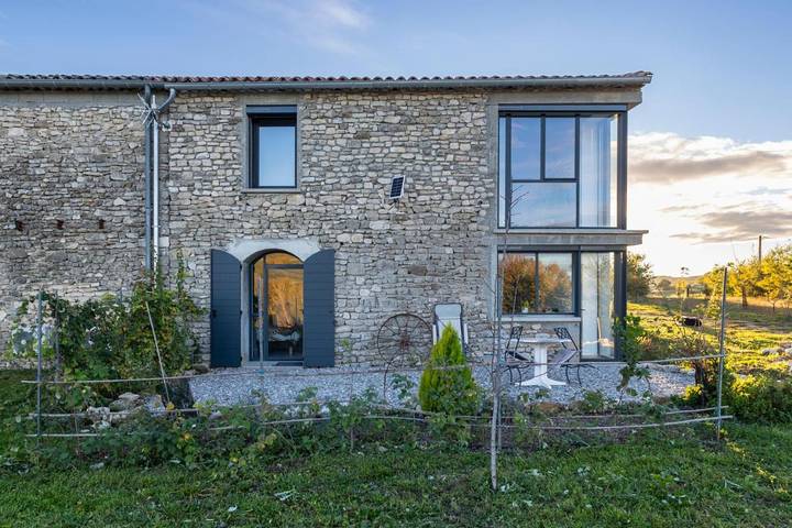 Location de vacances pour 2 personnes, avec Terrasse ainsi que Jardin et Vue à Dauphin (homonymie)