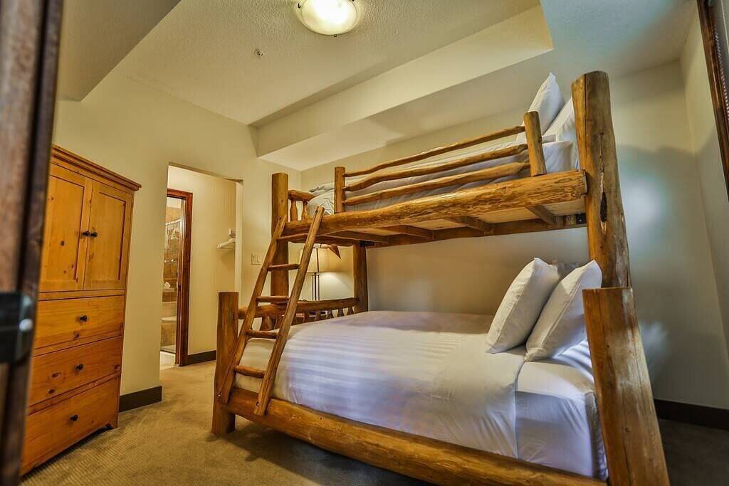 Ganze Wohnung, Natures Retreat - Pool & Hot Tub - Spacious Patio in Radium Hot Springs, Kootenay-Nationalpark