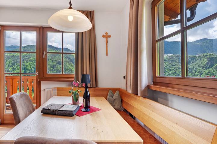 Appartamento intero, Appartamento 'Prackfolerhof Berty Skuber' con vista sulle montagne, terrazza in comune e Wi-Fi in Aica di Sopra, Fiè allo Sciliar