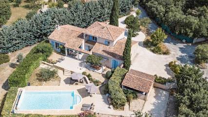 Gîte pour 8 personnes, avec terrasse ainsi que piscine et jardin à La Roque-sur-Pernes