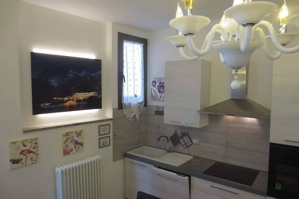 Ganze Wohnung, Luxus-Suite Molveno Center - White Modernes Design Möbel in Molveno, Brentagruppe