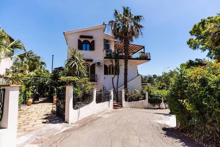 Villa für 8 Personen, mit Whirlpool und Balkon in Giardini-Naxos