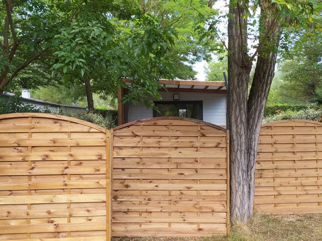 Chalet confortable avec piscine, WiFi et vue sur la rivière à Saint-Maime in Saint-Maime, Parc naturel régional du Luberon