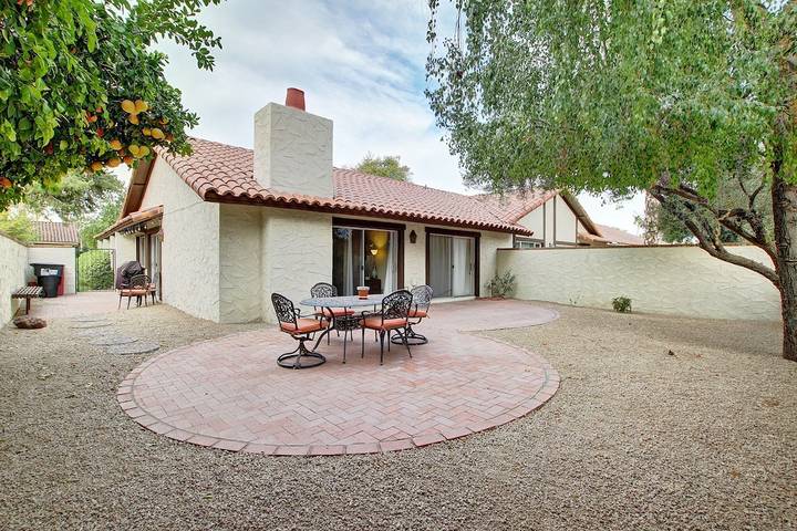 Vacation rental for 6 people, with pool and yard as well as hot tub and sauna, with pets in Paradise Valley