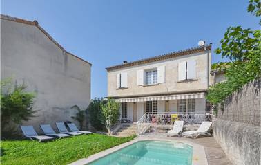 Gîte pour 8 personnes, avec jardin ainsi que piscine et terrasse, animaux acceptés à Tulette