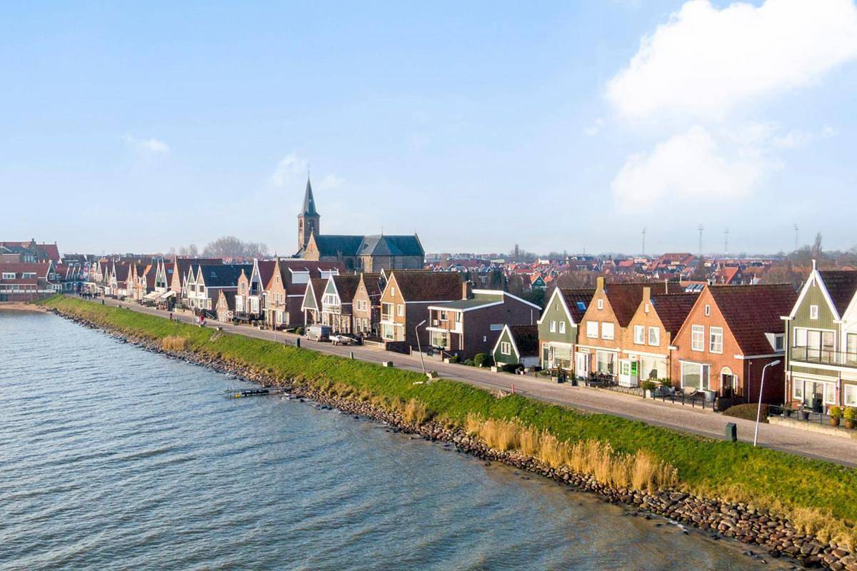 Luxury loft at lake Volendam 20 min. from Amsterdam Cs in Volendam, Markermeer