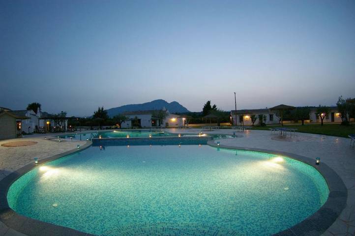 Hôtel pour 3 personnes, avec piscine et jardin ainsi que bassin pour enfant et vue