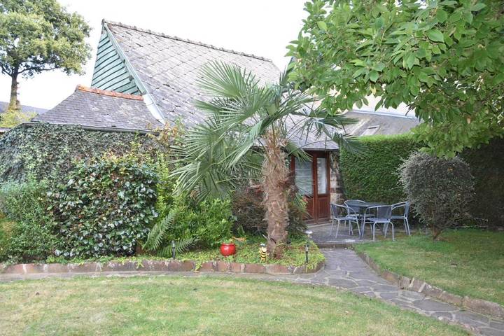 Location de vacances pour 3 personnes, avec Terrasse ainsi que Jardin et Piscine à Antrain