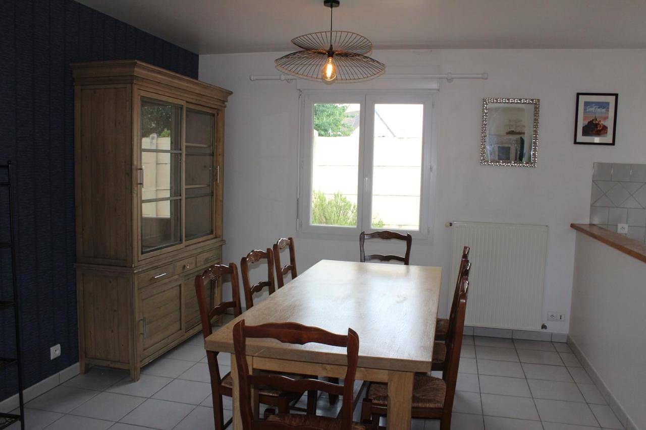 Two-Bedroom House in Bricqueville-sur-Mer, Région de Coutances