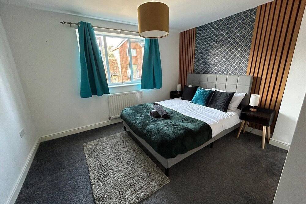 Adams Drive 4 Bedroom Stylish House |Parking in Ashford, Ashford region