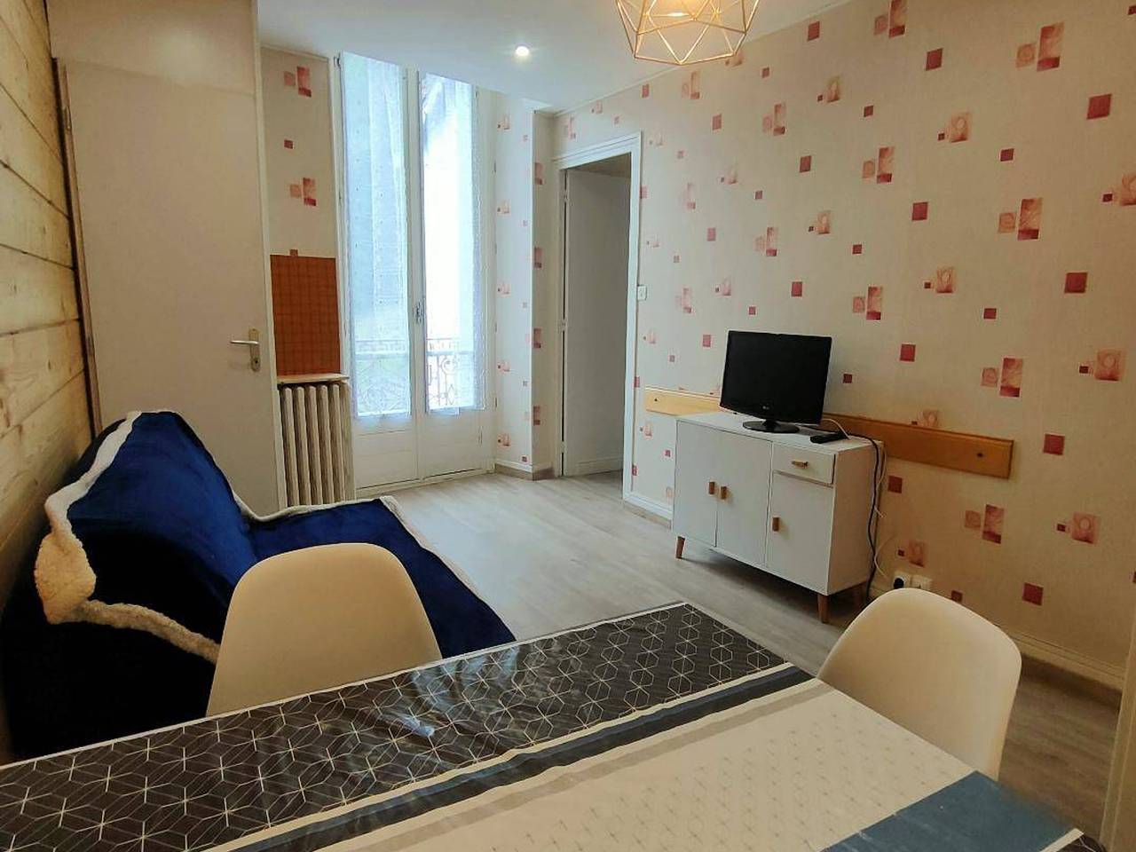 Entire apartment, Cozy 2-Room Apartment - Sleeps 4, Near Thermal Baths & Ski Lifts, Balcony, Ski Storage in Cauterets, Pyrenees National Park