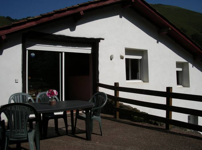 Gîte pour 10 personnes, avec terrasse à Estérençuby