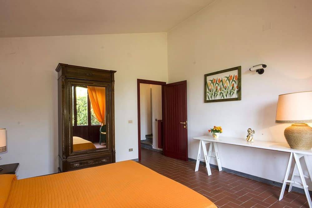 Atemberaubendes alleinstehendes Ferienhaus für 9 Leute mit  W-Lan, Tv und Innenhof in Casciana Terme Lari, Pisa Provinz