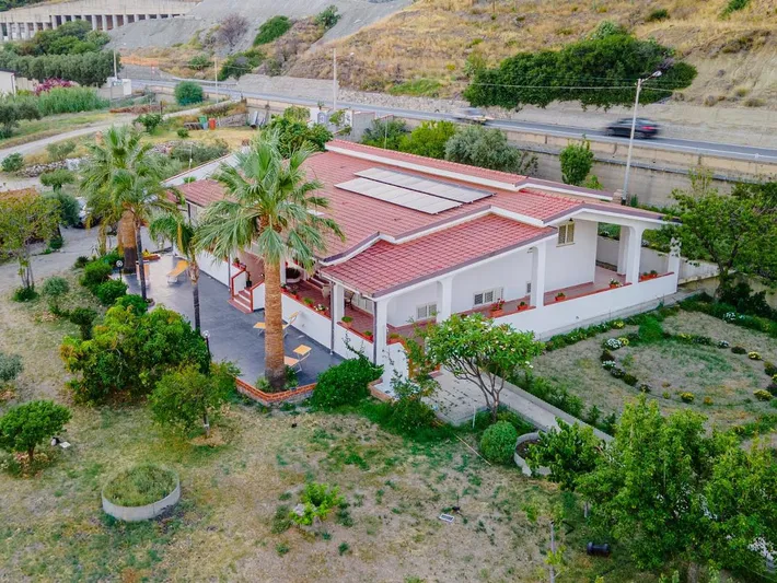 Albergo a gestione familiare per 2 persone, con terrazza e panorama nonché giardino, con animali domestici - 1