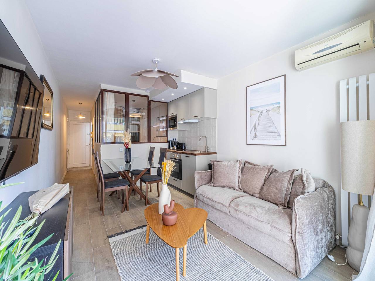 Hel lejlighed, Sunny getaway with balcony and A/C in Antibes in Antibes, Cannes og omegn