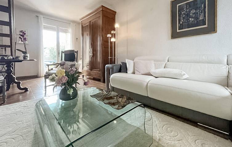 Cozy Apartment with Pool, WiFi & Parking, Near Rhone River in Roquemaure, Nimes region