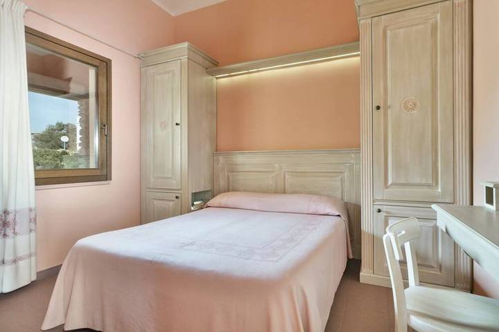 Entire apartment, Nice apartment on the ground floor with sea view of approximately 55 m2 equipped with air conditioning and wi fi connection, composed of a living room with equipped kitchenette, fridge and flat-screen television.Two double or twin bedrooms and bathroom w in Bosa Marina, Bosa
