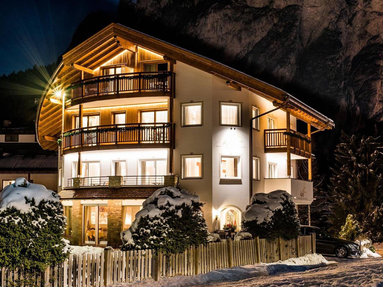 Garni-Hotel Aghel Suites & Apartments - Doppelzimmer Superior mit Balkon in Wolkenstein, Dolomiti Superski