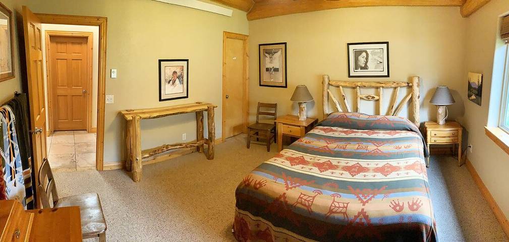 Vacation rental for 8 people, with hot tub and terrace as well as yard in Mount Rushmore