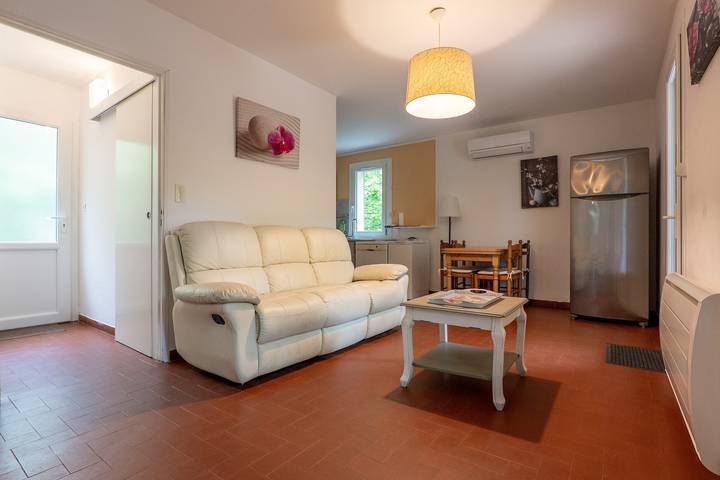 Gîte Le Mazet Des Campanes : piscine partagée, Wi-Fi et climatisation in Saint-Alban-Auriolles, Ardèche