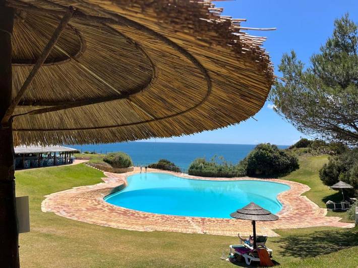 Apartamento de férias para 4 pessoas, com piscina e jardim e ainda vista em Praia da Prainha