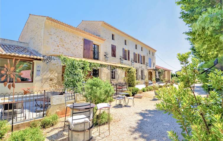 Amplio apartamento con piscina y aparcamiento, cerca de Vallabrègues y Le Rhône in Vallabrègues, Region de Nimes