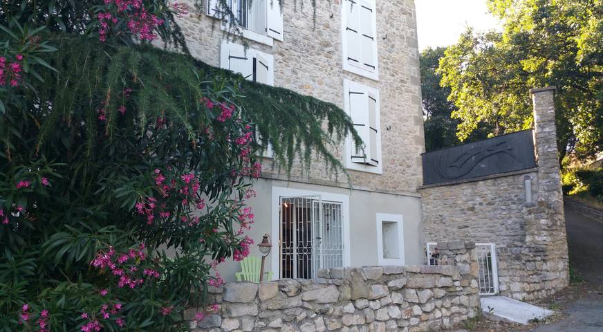 Gîte pour 4 personnes, avec terrasse et piscine à Montpezat (Languedoc-Roussillon)