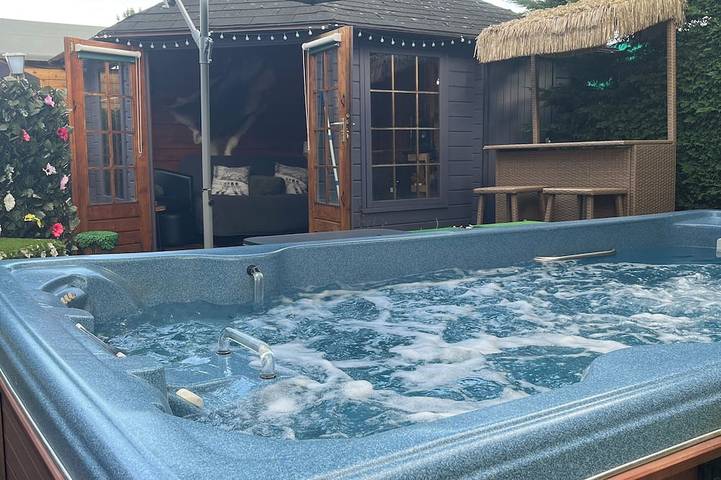 Glamping for 2 people, with terrace and garden as well as hot tub in Hampshire