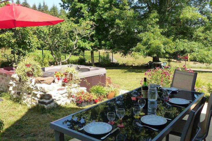 Gîte pour 4 personnes, avec Jacuzzi ainsi que Terrasse et Jardin