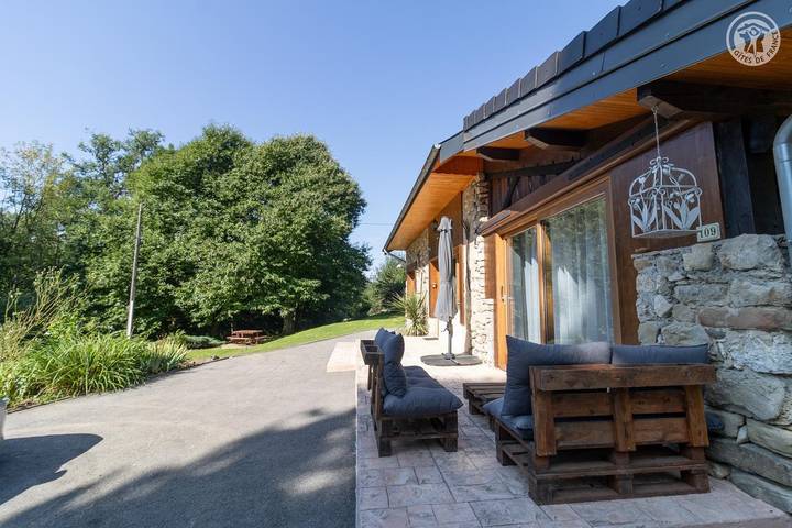 Gîte pour 8 personnes, avec jardin et terrasse à Attignat-Oncin - 4
