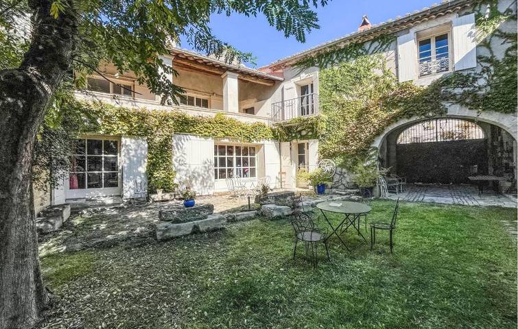 Location de vacances pour 11 personnes, avec piscine à Nages-et-Solorgues