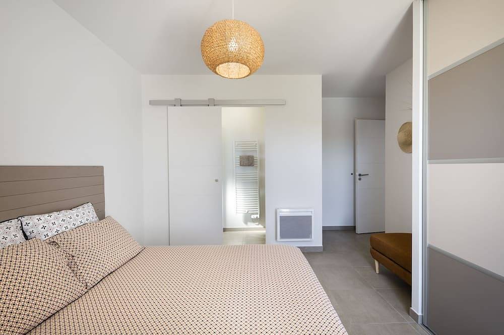 Heated pool villa in Saint-Saturnin-lès-Apt, Parc naturel régional du Luberon