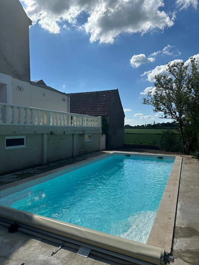 Location de vacances pour 15 personnes, avec jardin ainsi que piscine et vue à Châteaumeillant