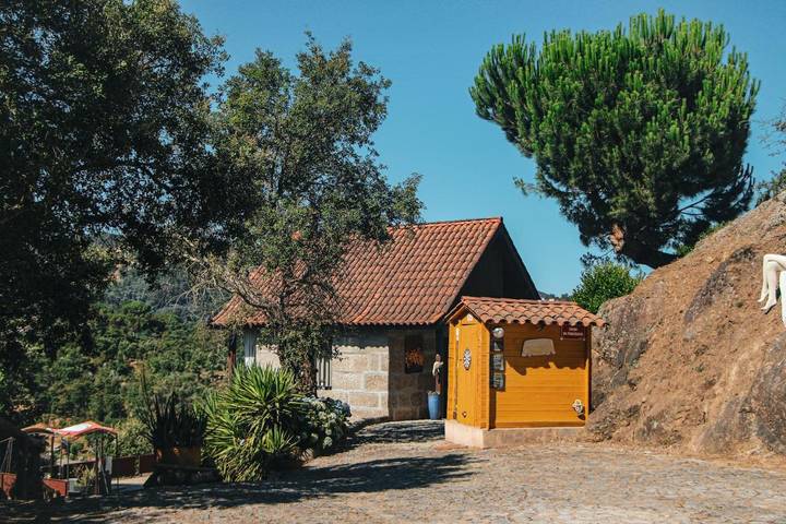 Location de vacances pour 6 personnes, avec Terrasse ainsi que Jardin et Vue dans Alpendurada - 2