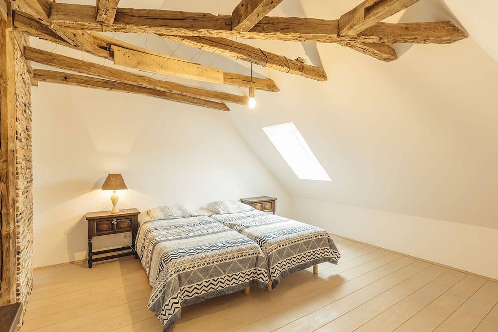 Abitazione-Tradizionale-Bagno privato con vasca-Vista piscina-La Souillarde in Tour-de-Faure, Massif Central