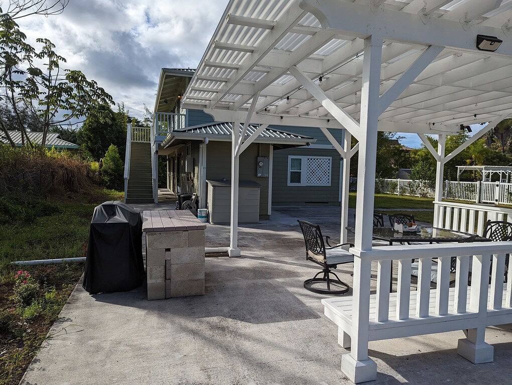 Ocean Breeze Inn 1 Queensize-Bett, 1 Vollbad, privater Balkon und privater Eingang in Hawaiian Paradise Park, East Puna