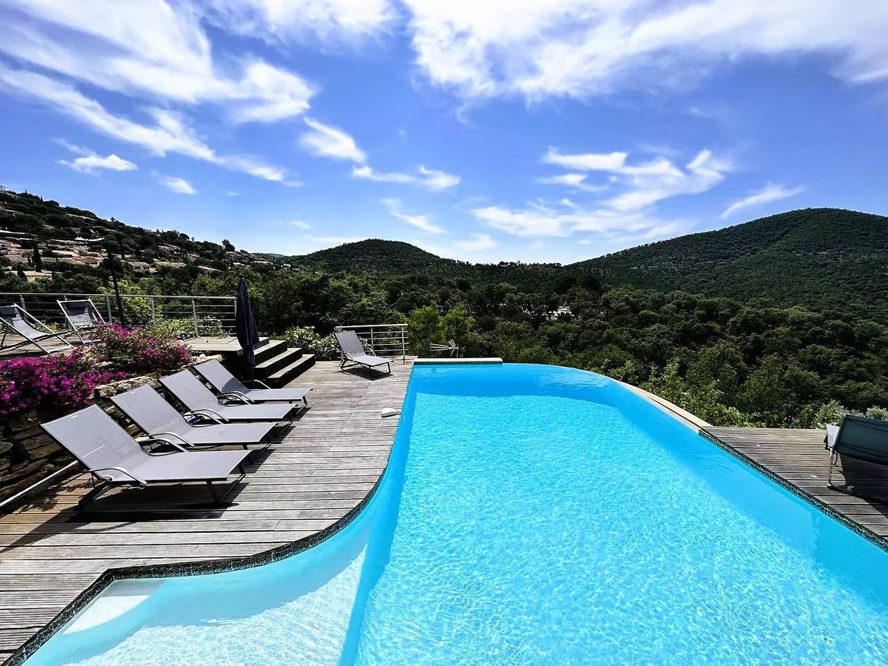 Villa privée et climatisée pour 10 personnes avec piscine et superbe vue mer et collines à La Londe-les-Maures in La Londe-les-Maures, Côte méditerranéenne (France)