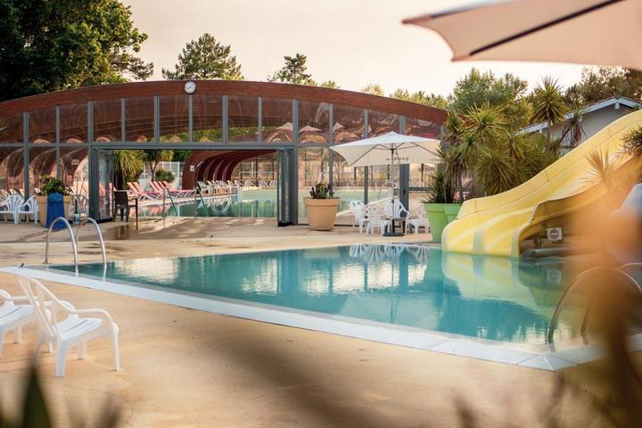 Camping pour 8 personnes, avec Jacuzzi et Terrasse ainsi que Jardin et Bassin pour enfant dans Claouey