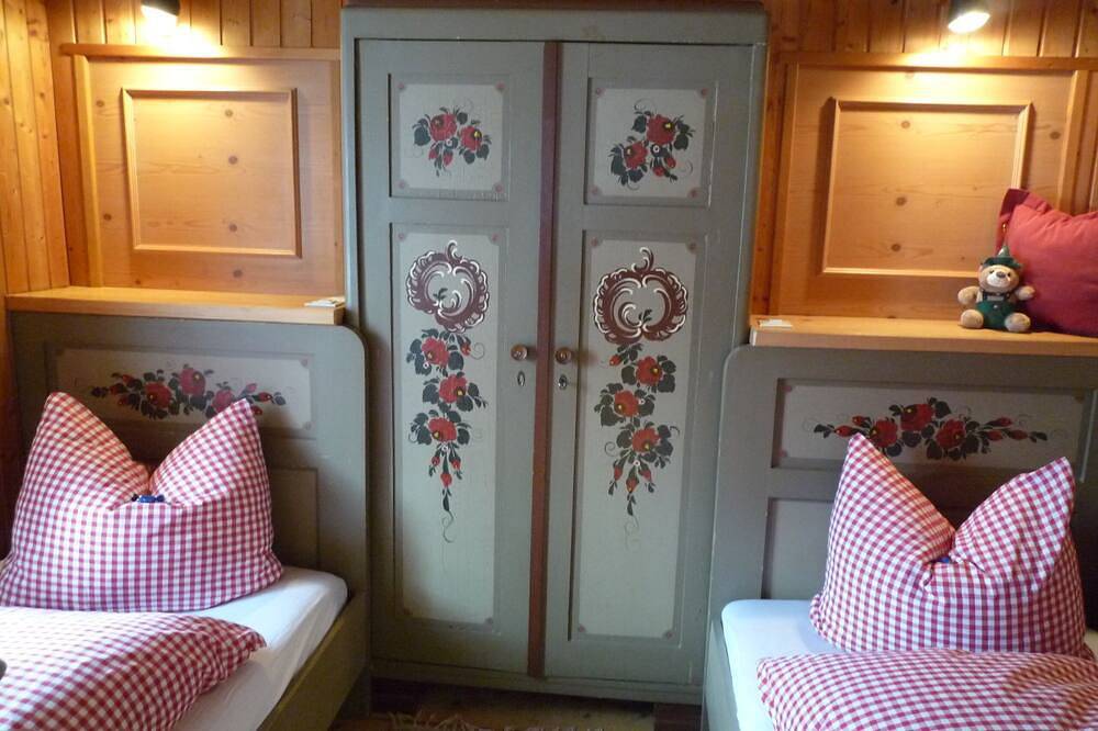 Ganze Wohnung, Hochfellnblick bis 4 Pers. mit 1 Schlafzimmer und 1 Wohn-Schlafraum im Obergschoß mit Balkon in sehr ruhiger Lage in Bergen (Chiemgau), Chiemsee