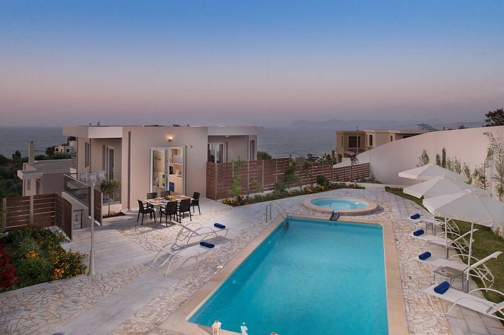 Heated pool + Hydromassage ★ 500mt to beach ★ Sea view ★ Walk to market / restaurants / bar in Kato Stalos, Chania region