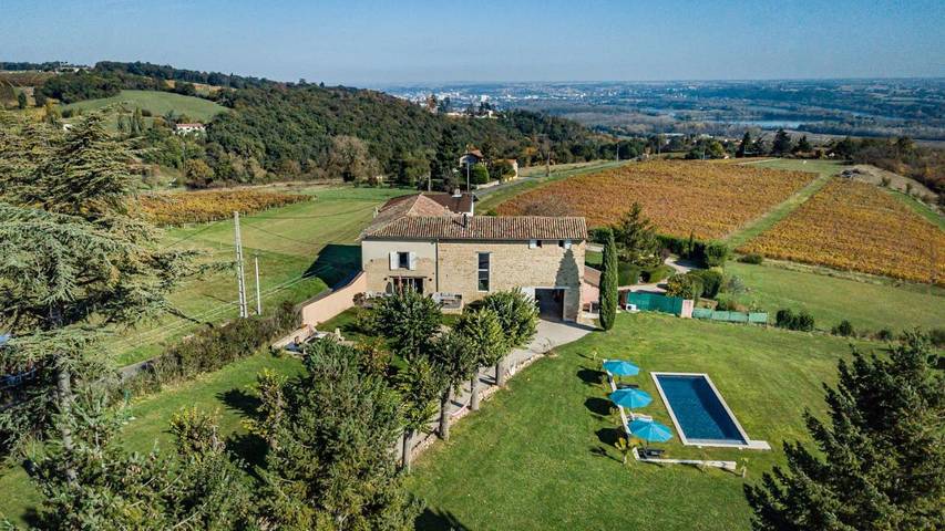 Cottage pour 2 personnes, avec piscine et jardin ainsi que vue et terrasse à Anse