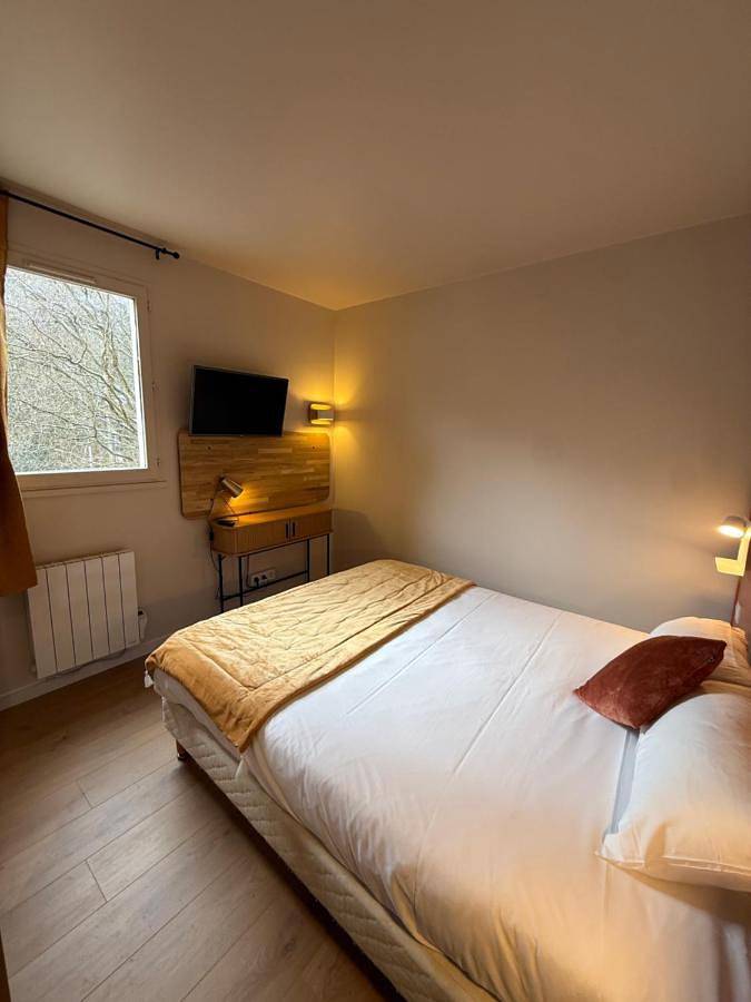 Hôtel pour 2 personnes, avec Terrasse ainsi que Jardin et Piscine à Saint-Genis-les-Ollières - 4