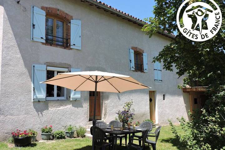 Gîte pour 4 personnes, avec jardin à Pralong