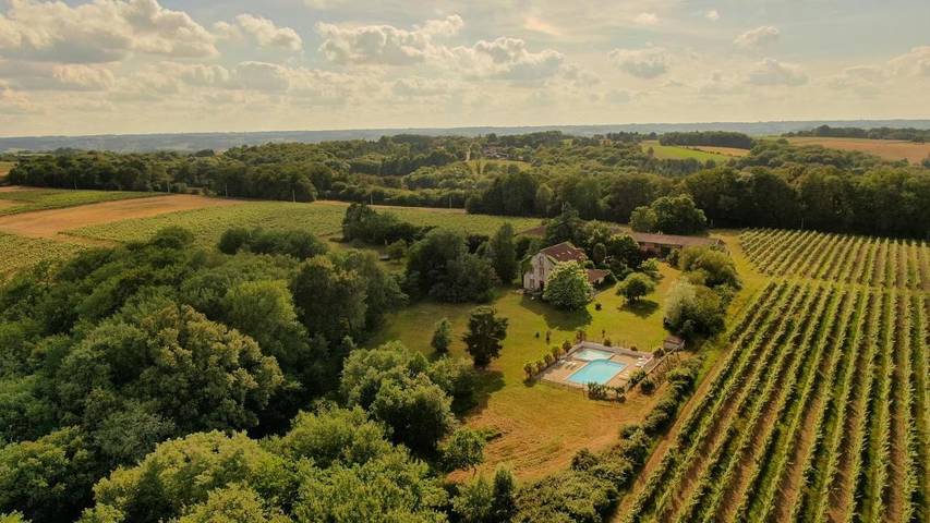 Location de vacances pour 5 personnes, avec jardin et bassin pour enfant ainsi que vue et piscine, animaux acceptés à Madiran