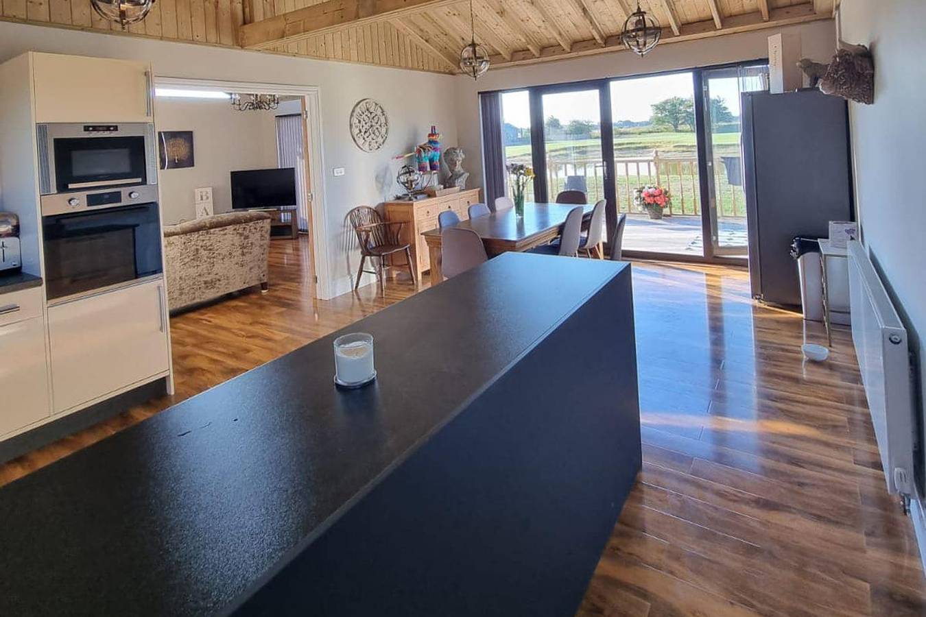4Bed Lodge Sleeps8-Pet Friendly-Hot Tub-Log Burner in Yapham, East Riding of Yorkshire